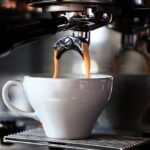 Jak wybrać i gdzie kupić dobrą kawę ziarnistą do ekspresu?